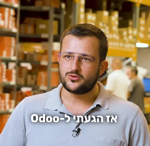 אדם מדבר בסביבה של מחסן.